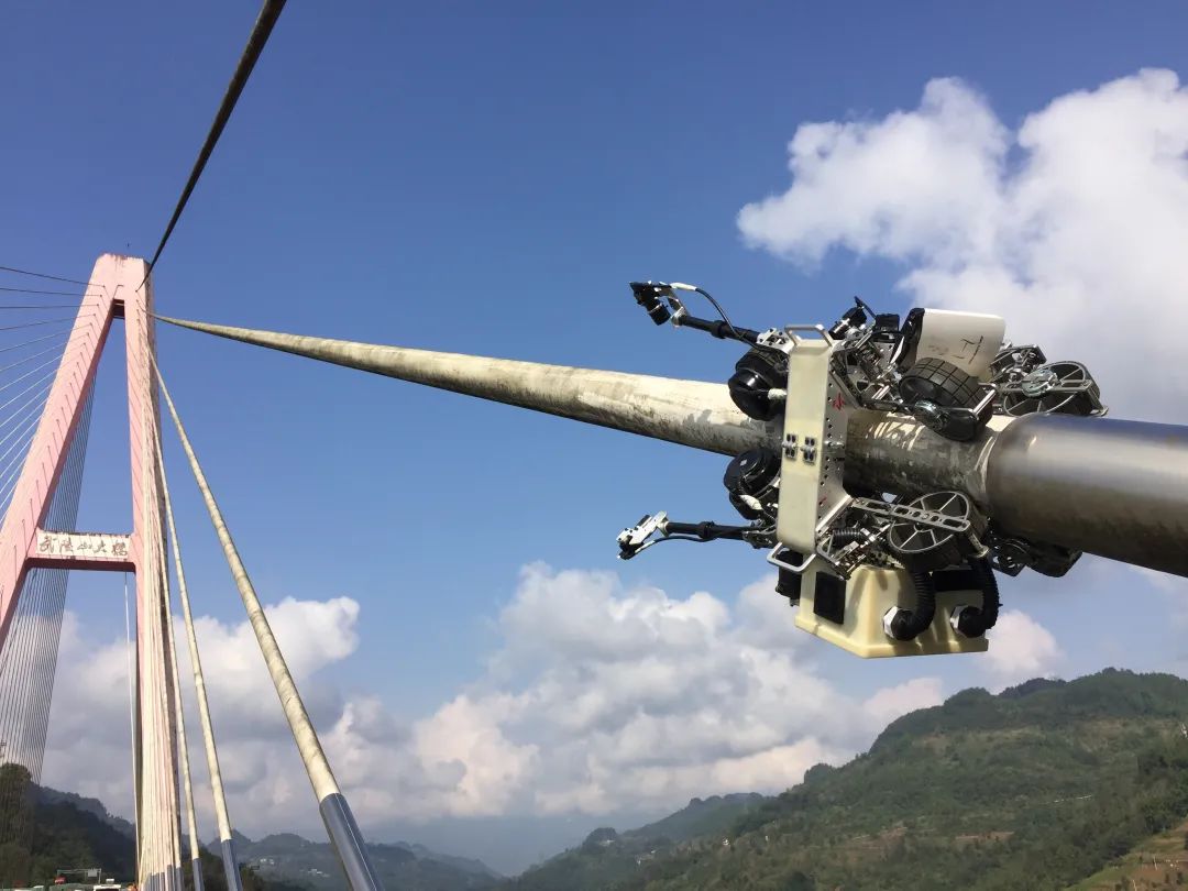 自主研發(fā)橋梁斜拉索檢測機器人“上崗”，高效完成檢測任務