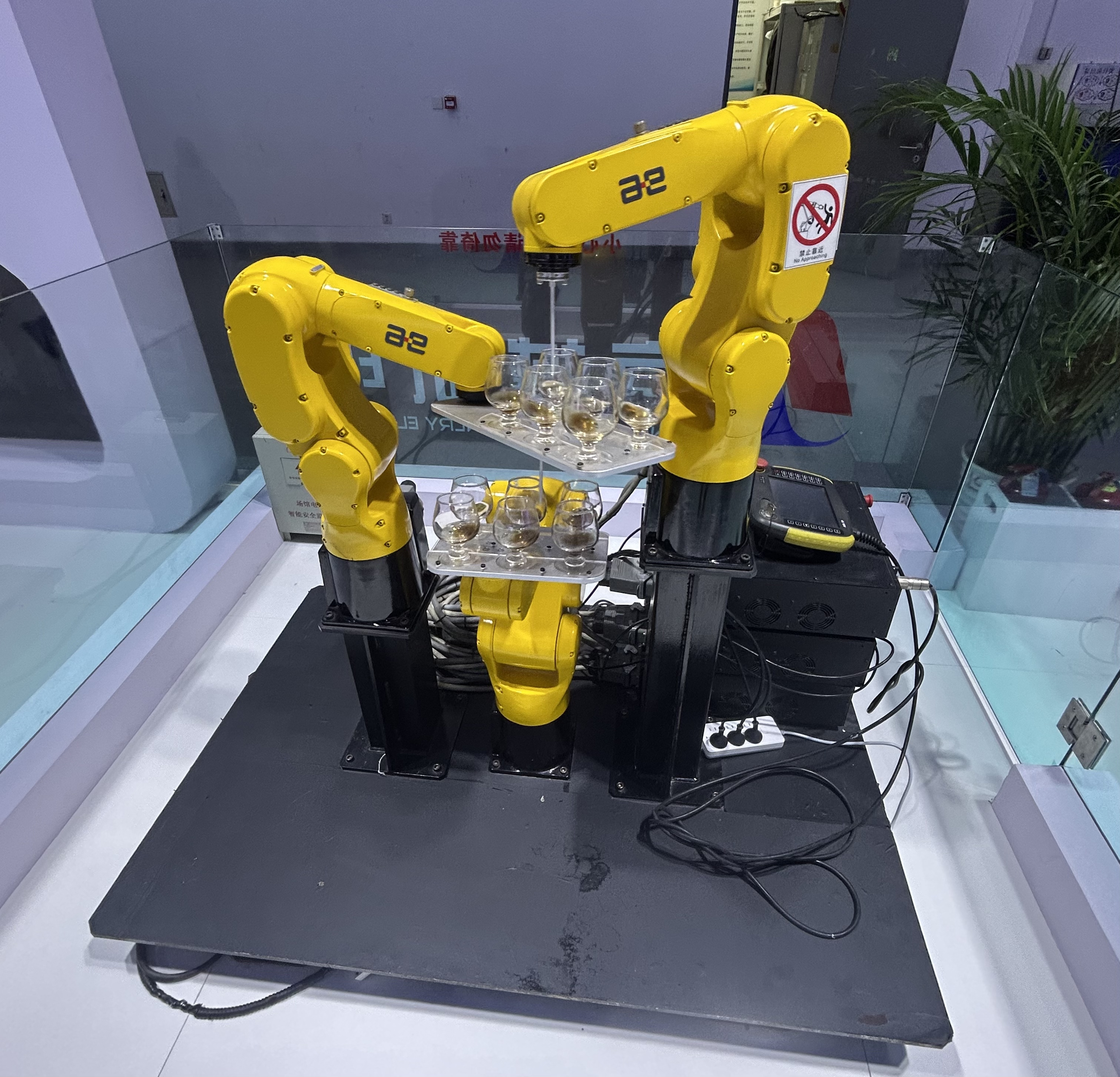 多機(jī)聯(lián)動(dòng)繞酒杯